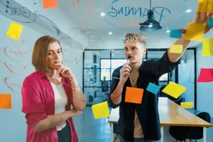 creative-business-people-discuss